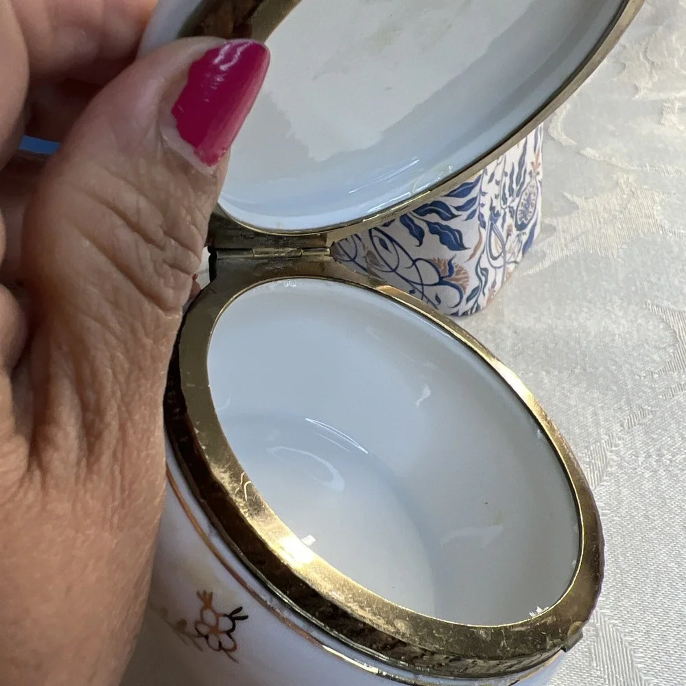 Vintage IRice Hinged Porcelain Powder Puff Box Handpainted Butterflies Paper Lab